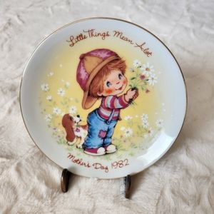 Avon Vintage (1982) Mother's Day Plate, "Little Things Mean Alot"